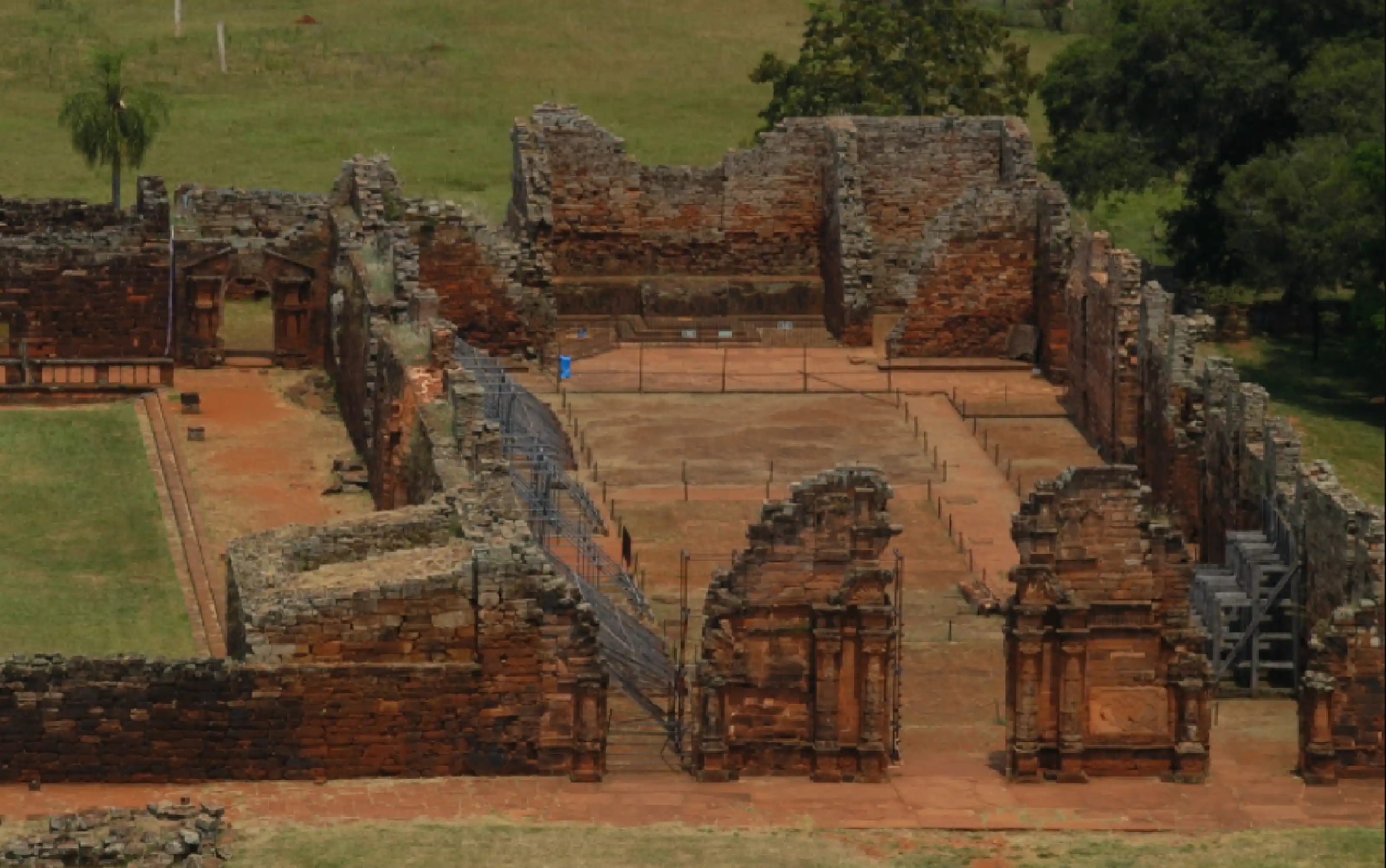 Ruinas de San Ignacio vista de dron entrada