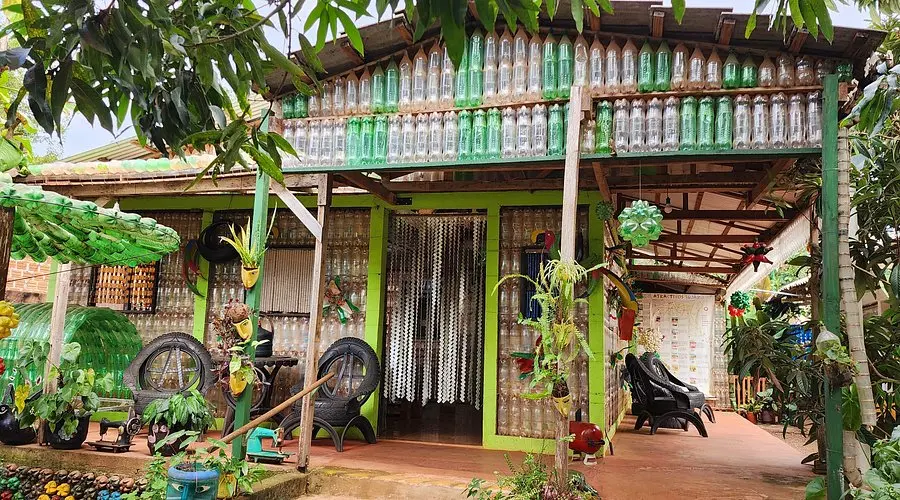 Exterior colorido de la Casa de la Botella
