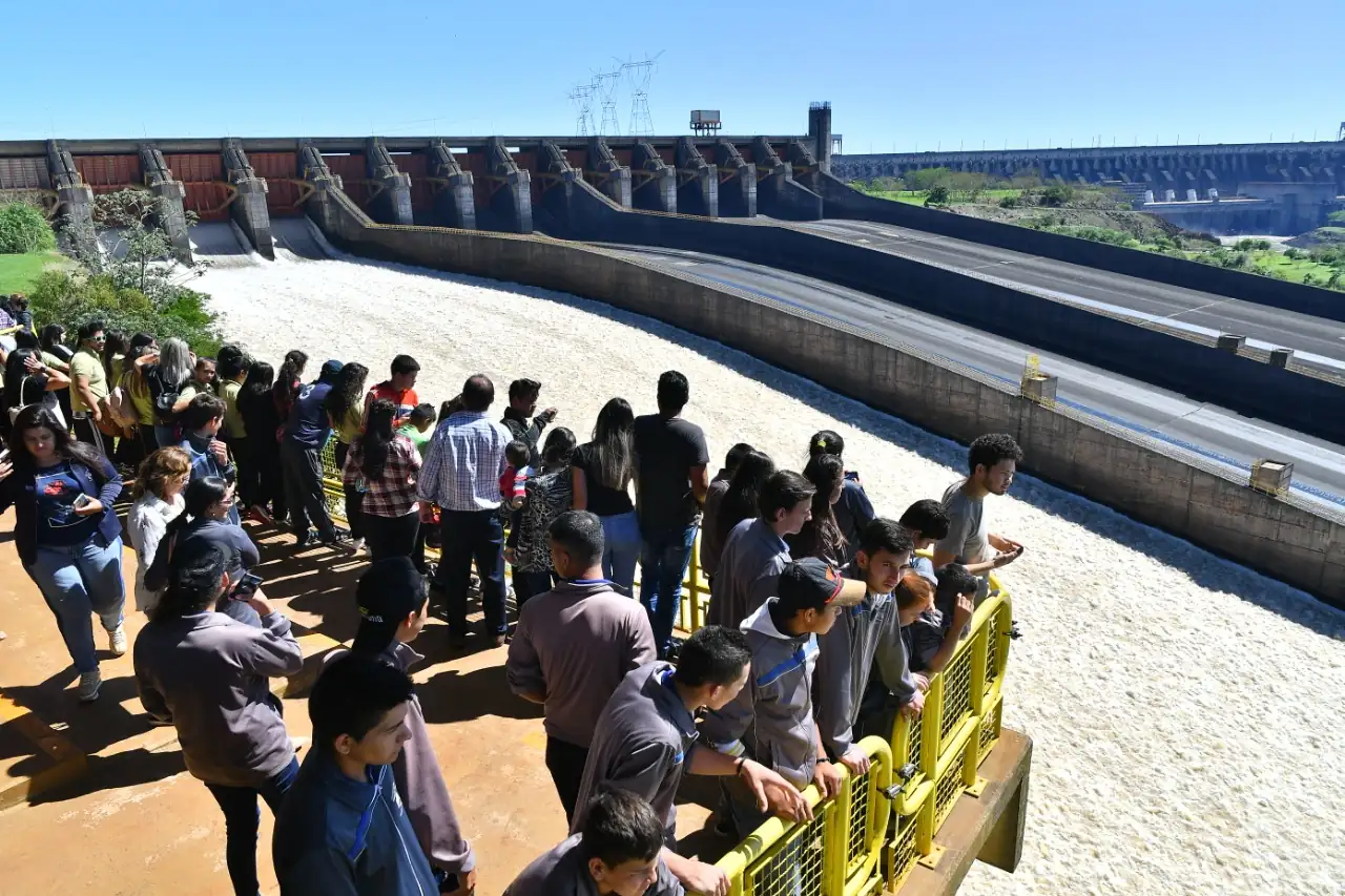 Compuertas de la Represa de Itaipú en Brasil