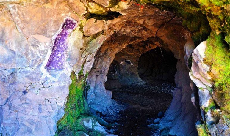 Entrada a minas con piedra preciosa en la pared