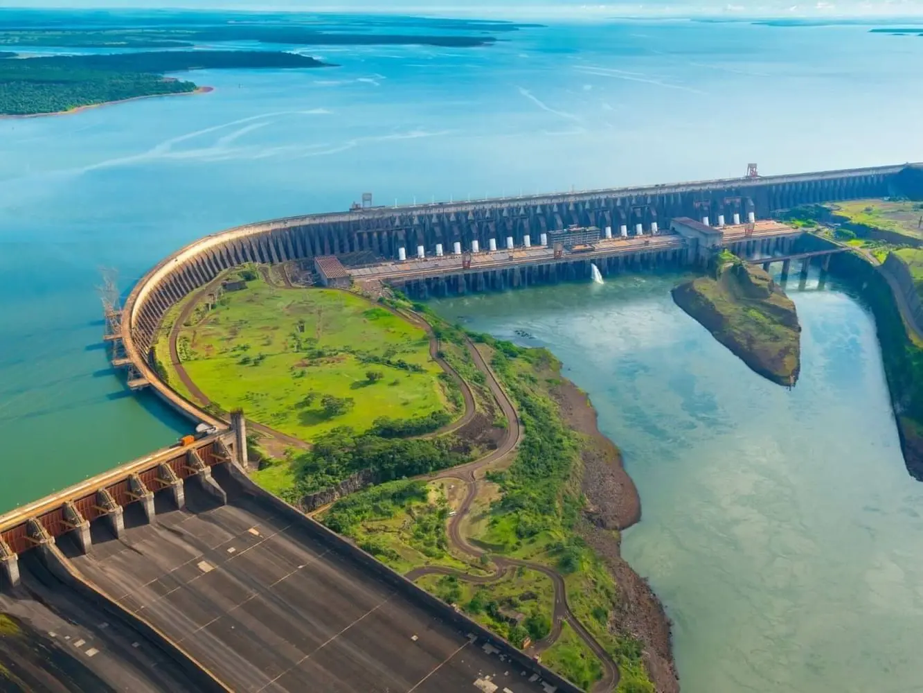 Vista aérea de la represa Itaipú y el río Paraná