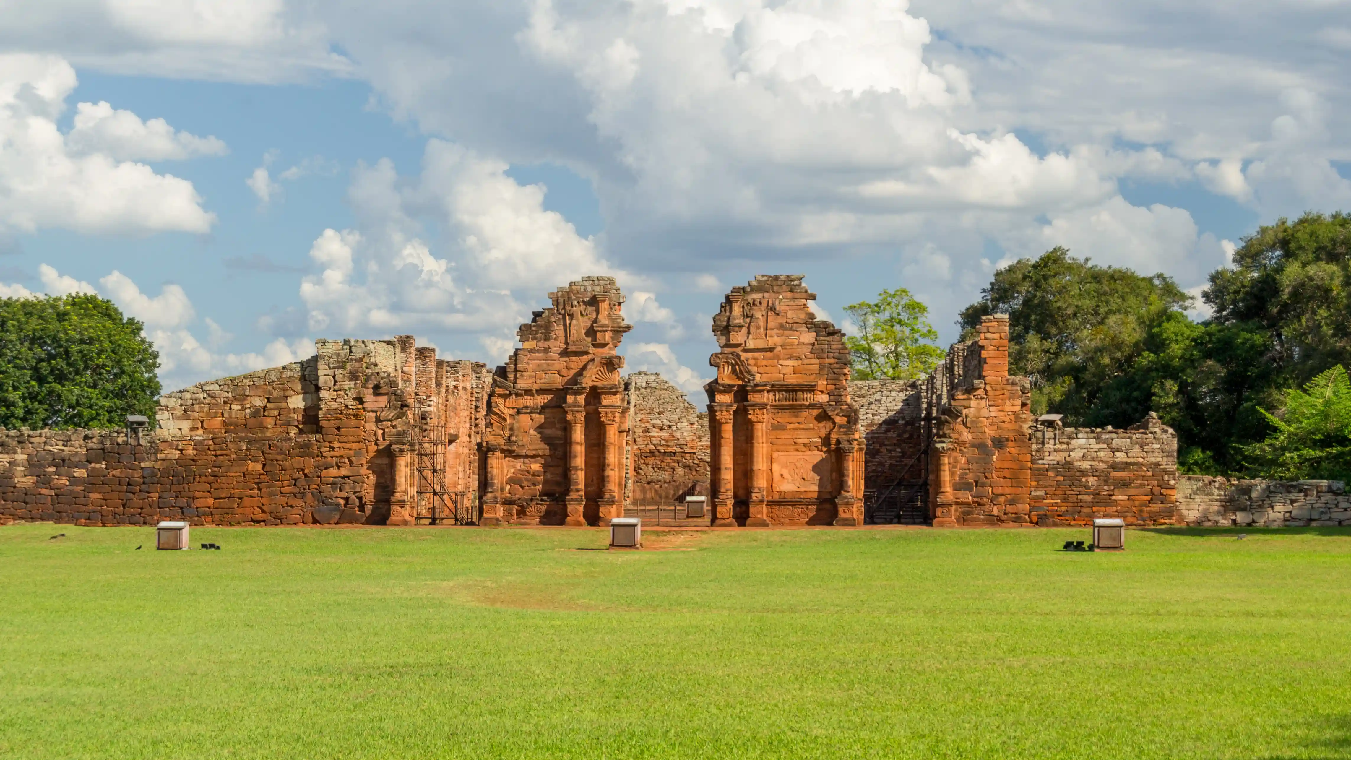 Ruinas de San Ignacio bajo un cielo azul
